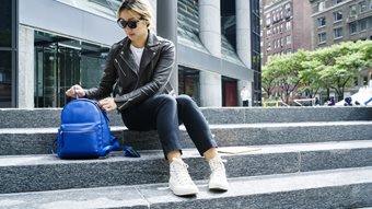 Ο απόλυτος οδηγός για να επιλέξετε το τέλειο σακίδιο πλάτης για το αστικό σας στυλ