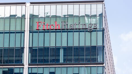 Fitch: Η ευφορία στις αγορές δεν συνάδει με την οικονομική πραγματικότητα – Προειδοποίηση για ξαφνικό σοκ που θα προσγειώσει απότομα τους επενδυτές