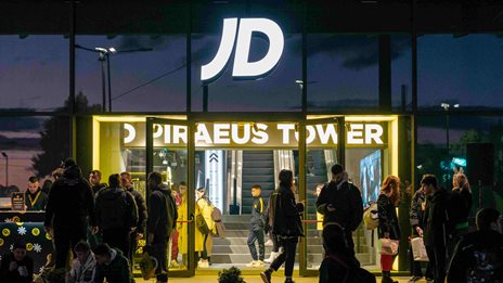 JD Sports: &quot;&#x3A0;&#x3B5;&#x3C1;&#x3B9;&#x3BA;&#x3C5;&#x3BA;&#x3BB;&#x3CE;&#x3BD;&#x3B5;&#x3B9;&quot; &#x3C4;&#x3B7;&#x3BD; &#x391;&#x3C4;&#x3C4;&#x3B9;&#x3BA;&#x3AE; &#x3BC;&#x3B5; &#x3BD;&#x3AD;&#x3B1; &#x3C3;&#x3B7;&#x3BC;&#x3B5;&#x3AF;&#x3B1;