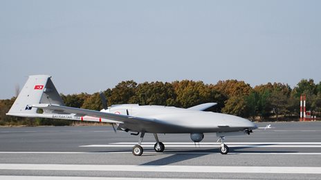 &#x39A;&#x3B1;&#x3BA;&#x3CC;&#x3C2; &#x3BF;&#x3B9;&#x3C9;&#x3BD;&#x3CC;&#x3C2; &#x3B3;&#x3B9;&#x3B1; &#x3C4;&#x3B7; &#x3A1;&#x3C9;&#x3C3;&#x3AF;&#x3B1;: &#x3A4;&#x3B1; &#x3BF;&#x3C5;&#x3BA;&#x3C1;&#x3B1;&#x3BD;&#x3B9;&#x3BA;&#x3AC; drone Bayraktar TB-2 &#x3B5;&#x3C0;&#x3B9;&#x3C3;&#x3C4;&#x3C1;&#x3AD;&#x3C6;&#x3BF;&#x3C5;&#x3BD; &#x3C3;&#x3C4;&#x3B7; &#x3B4;&#x3C1;&#x3AC;&#x3C3;&#x3B7;