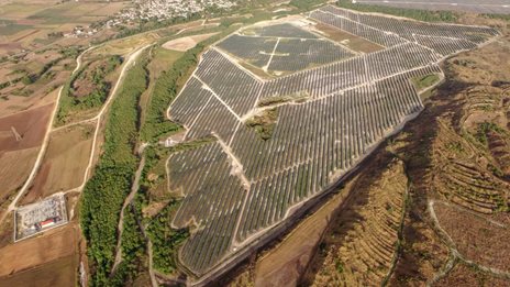 AVAX: Σύμβαση €42,9 εκατ. με ΔΕΗ Ανανεώσιμες για φωτοβολταϊκό σταθμό 125MW στη Μεγαλόπολη