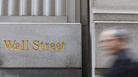 &#x3A3;&#x3C4;&#x3BF; &#x3BA;&#x3CC;&#x3BA;&#x3BA;&#x3B9;&#x3BD;&#x3BF; &#x3B7; Wall Street, &#x3BA;&#x3B1;&#x3B8;&#x3CE;&#x3C2; &#x3B7; &#x3C3;&#x3C5;&#x3C1;&#x3C1;&#x3AF;&#x3BA;&#x3BD;&#x3C9;&#x3C3;&#x3B7; &#x3C4;&#x3BF;&#x3C5; &#x391;&#x395;&#x3A0; &quot;&#x3C4;&#x3C1;&#x3BF;&#x3BC;&#x3AC;&#x3B6;&#x3B5;&#x3B9;&quot; &#x3C4;&#x3BF;&#x3C5;&#x3C2; &#x3B5;&#x3C0;&#x3B5;&#x3BD;&#x3B4;&#x3C5;&#x3C4;&#x3AD;&#x3C2;