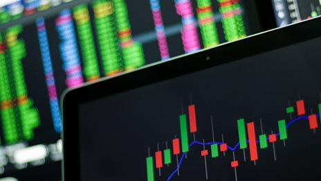 Μετοχές: Κερδισμένοι και χαμένοι του 2025 - Εταιρείες που εκτοξεύτηκαν και άλλες που κατέρρευσαν