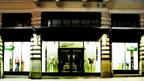 &#x393;&#x3B9;&#x3B1;&#x3C4;&#x3AF; &#x3B7; Benetton &#x395;&#x3BB;&#x3BB;&#x3AC;&#x3C2; &#x3AD;(&#x3B3;)&#x3C1;&#x3B1;&#x3C8;&#x3B5; &#x3B6;&#x3B7;&#x3BC;&#x3B9;&#x3AD;&#x3C2; 5,1 &#x3B5;&#x3BA;&#x3B1;&#x3C4;. &#x3B5;&#x3C5;&#x3C1;&#x3CE; &#x3B1;&#x3C0;&#x3CC; &#x3BA;&#x3AD;&#x3C1;&#x3B4;&#x3B7; 1,3 &#x3B5;&#x3BA;&#x3B1;&#x3C4;.