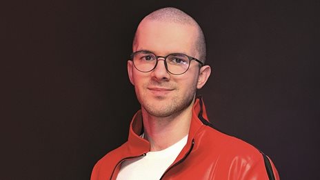 Οδυσσέας Θεοδωράτος: Φέρνοντας την ελληνική ταυτότητα στο επίκεντρο της παγκόσµιας pop κουλτούρας