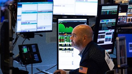 Μικρές μεταβολές στη Wall Street με πορεία για τον τρίτο πτωτικό μήνα