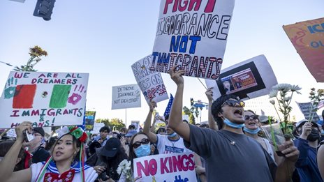 &#x3A4;&#x3B9; &#x3C3;&#x3B7;&#x3BC;&#x3B1;&#x3C4;&#x3BF;&#x3B4;&#x3BF;&#x3C4;&#x3B5;&#x3AF; &#x3C4;&#x3BF; &#x3B1;&#x3BD;&#x3C4;&#x3B9;&#x3C4;&#x3C1;&#x3B1;&#x3BC;&#x3C0;&#x3B9;&#x3BA;&#x3CC; No Kings, &#x3C0;&#x3BF;&#x3C5; &#x3AD;&#x3B2;&#x3B3;&#x3B1;&#x3BB;&#x3B5; 7 &#x3B5;&#x3BA;&#x3B1;&#x3C4;&#x3BF;&#x3BC;&#x3BC;&#x3CD;&#x3C1;&#x3B9;&#x3B1; &#x391;&#x3BC;&#x3B5;&#x3C1;&#x3B9;&#x3BA;&#x3B1;&#x3BD;&#x3BF;&#x3CD;&#x3C2; &#x3C3;&#x3C4;&#x3BF;&#x3C5;&#x3C2; &#x3B4;&#x3C1;&#x3CC;&#x3BC;&#x3BF;&#x3C5;&#x3C2;