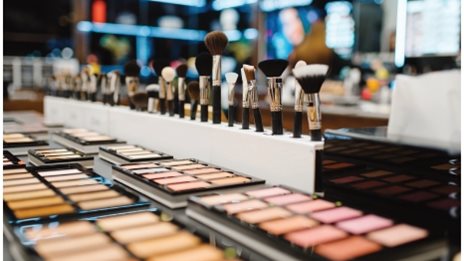 Αντέχουν τα καλλυντικά – Πάνω από 1,7 δισ. ευρώ η αξία της αγοράς