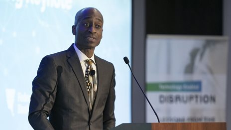 Philip Jefferson: &#x397; Fed &#x3BC;&#x3C0;&#x3BF;&#x3C1;&#x3B5;&#x3AF; &#x3BD;&#x3B1; &quot;&#x3C0;&#x3C1;&#x3BF;&#x3C7;&#x3C9;&#x3C1;&#x3AE;&#x3C3;&#x3B5;&#x3B9; &#x3C0;&#x3C1;&#x3BF;&#x3C3;&#x3B5;&#x3BA;&#x3C4;&#x3B9;&#x3BA;&#x3AC;&quot; &#x3C3;&#x3C4;&#x3B7;&#x3BD; &#x3B5;&#x3C0;&#x3CC;&#x3BC;&#x3B5;&#x3BD;&#x3B7; &#x3B1;&#x3C0;&#x3CC;&#x3C6;&#x3B1;&#x3C3;&#x3B7; &#x3B3;&#x3B9;&#x3B1; &#x3C4;&#x3B1; &#x3B5;&#x3C0;&#x3B9;&#x3C4;&#x3CC;&#x3BA;&#x3B9;&#x3B1;