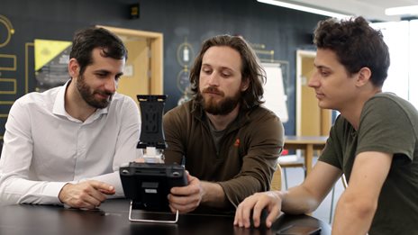 Perceptual Robotics: &quot;&#x39A;&#x3BF;&#x3B9;&#x3C4;&#x3AC;&#x3B6;&#x3B5;&#x3B9;&quot; &#x392;&#x3CC;&#x3C1;&#x3B5;&#x3B9;&#x3B1; &#x3BA;&#x3B1;&#x3B9; &#x39B;&#x3B1;&#x3C4;&#x3B9;&#x3BD;&#x3B9;&#x3BA;&#x3AE; &#x391;&#x3BC;&#x3B5;&#x3C1;&#x3B9;&#x3BA;&#x3AE; &#x3BC;&#x3B5;&#x3C4;&#x3AC; &#x3C4;&#x3B7; &#x3C7;&#x3C1;&#x3B7;&#x3BC;&#x3B1;&#x3C4;&#x3BF;&#x3B4;&#x3CC;&#x3C4;&#x3B7;&#x3C3;&#x3B7;