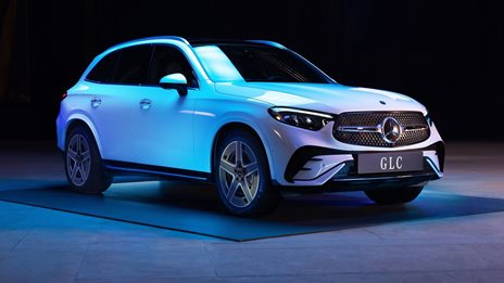 &#x397; &#x3BD;&#x3AD;&#x3B1; Mercedes GLC Iconic &#x3C3;&#x3C5;&#x3BD;&#x3B4;&#x3C5;&#x3AC;&#x3B6;&#x3B5;&#x3B9; &#x3BA;&#x3BF;&#x3BC;&#x3C8;&#x3CC;&#x3C4;&#x3B7;&#x3C4;&#x3B1; &#x3BC;&#x3B5; &#x3C0;&#x3BF;&#x3BB;&#x3C5;&#x3C4;&#x3AD;&#x3BB;&#x3B5;&#x3B9;&#x3B1;