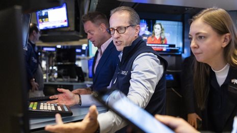 &#x39C;&#x3B5; &#x3BA;&#x3B1;&#x3C4;&#x3B1;&#x3BA;&#x3CC;&#x3C1;&#x3C5;&#x3C6;&#x3B7; &#x3C0;&#x3C4;&#x3CE;&#x3C3;&#x3B7; &#x3C5;&#x3C0;&#x3BF;&#x3B4;&#x3AD;&#x3C7;&#x3B5;&#x3C4;&#x3B1;&#x3B9; &#x3B7; Wall Street &#x3C4;&#x3BF;&#x3C5;&#x3C2; &#x3B4;&#x3B1;&#x3C3;&#x3BC;&#x3BF;&#x3CD;&#x3C2; &#x3A4;&#x3C1;&#x3B1;&#x3BC;&#x3C0;