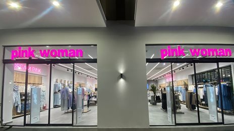 Intrafashion: &#x3A0;&#x3CE;&#x3C2; &#x3B7; Pink Woman &#x3B8;&#x3B1; &#x3B3;&#x3AF;&#x3BD;&#x3B5;&#x3B9; Zara &#x3BA;&#x3B1;&#x3B9; &#x3BF;&#x3B9; &#x3B2;&#x3BB;&#x3AD;&#x3C8;&#x3B5;&#x3B9;&#x3C2; &#x3C4;&#x3BF;&#x3C5; &#x394;. &#x39C;&#x3B1;&#x3C4;&#x3B5;&#x3BC;&#x3C4;&#x3B6;&#x3AE; &#x3C3;&#x3C4;&#x3B1; &#x3BA;&#x3B1;&#x3BB;&#x3BB;&#x3C5;&#x3BD;&#x3C4;&#x3B9;&#x3BA;&#x3AC;