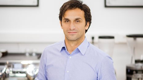 &#x39A;. &#x39A;&#x3C9;&#x3BD;&#x3C3;&#x3C4;&#x3B1;&#x3BD;&#x3C4;&#x3B9;&#x3BD;&#x3CC;&#x3C0;&#x3BF;&#x3C5;&#x3BB;&#x3BF;&#x3C2; (Coffee Island): &#x39F; &#x3C3;&#x3CD;&#x3B3;&#x3C7;&#x3C1;&#x3BF;&#x3BD;&#x3BF;&#x3C2; CEO &#x3C0;&#x3C1;&#x3AD;&#x3C0;&#x3B5;&#x3B9; &#x3BD;&#x3B1; &#x3AD;&#x3C7;&#x3B5;&#x3B9; &#x3B5;&#x3BD;&#x3C3;&#x3C5;&#x3BD;&#x3B1;&#x3AF;&#x3C3;&#x3B8;&#x3B7;&#x3C3;&#x3B7;