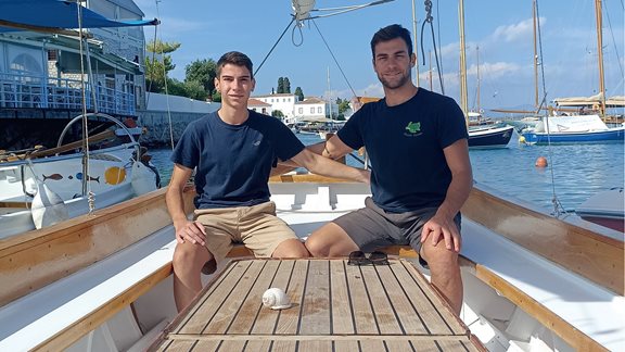 Δύο αδέρφια από τις Σπέτσες πάντρεψαν την παράδοση με την τεχνολογία κι έφτιαξαν το πρώτο ηλεκτροκίνητο ξύλινο ιστιοφόρο