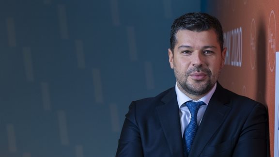 &#x394;&#x395;&#x397;: &#x391;&#x3C0;&#x3CC; &#x3C4;&#x3BF;&#x3BD; &#x3BB;&#x3B9;&#x3B3;&#x3BD;&#x3AF;&#x3C4;&#x3B7; &#x3C3;&#x3C4;&#x3B7;&#x3BD; &#x3C0;&#x3C1;&#x3AC;&#x3C3;&#x3B9;&#x3BD;&#x3B7; &#x3B5;&#x3BD;&#x3AD;&#x3C1;&#x3B3;&#x3B5;&#x3B9;&#x3B1; &#x3BA;&#x3B1;&#x3B9; &#x3C4;&#x3B1; data centers