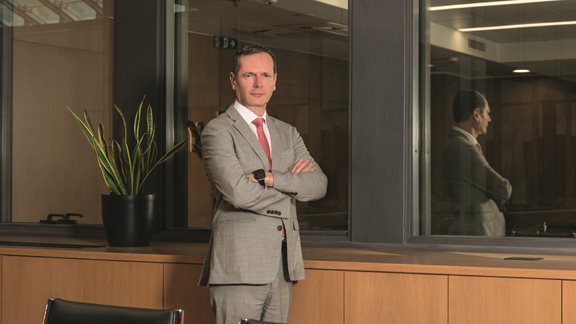 &#x39C;&#x3AC;&#x3BD;&#x3BF;&#x3C2; &#x39C;&#x3B1;&#x3BD;&#x3BF;&#x3C5;&#x3C3;&#x3AC;&#x3BA;&#x3B7;&#x3C2; (&#x3A0;&#x3C1;&#x3CC;&#x3B5;&#x3B4;&#x3C1;&#x3BF;&#x3C2; &amp; CEO &#x391;&#x394;&#x39C;&#x397;&#x395;): &#x39F;&#x3B9; &#x3B4;&#x3B9;&#x3B5;&#x3B8;&#x3BD;&#x3B5;&#x3AF;&#x3C2; &#x3B7;&#x3BB;&#x3B5;&#x3BA;&#x3C4;&#x3C1;&#x3B9;&#x3BA;&#x3AD;&#x3C2; &#x3B4;&#x3B9;&#x3B1;&#x3C3;&#x3C5;&#x3BD;&#x3B4;&#x3AD;&#x3C3;&#x3B5;&#x3B9;&#x3C2; &#x3B1;&#x3BD;&#x3B1;&#x3B2;&#x3B1;&#x3B8;&#x3BC;&#x3AF;&#x3B6;&#x3BF;&#x3C5;&#x3BD; &#x3B3;&#x3B5;&#x3C9;&#x3C0;&#x3BF;&#x3BB;&#x3B9;&#x3C4;&#x3B9;&#x3BA;&#x3AC; &#x3C4;&#x3B7; &#x3C7;&#x3CE;&#x3C1;&#x3B1;