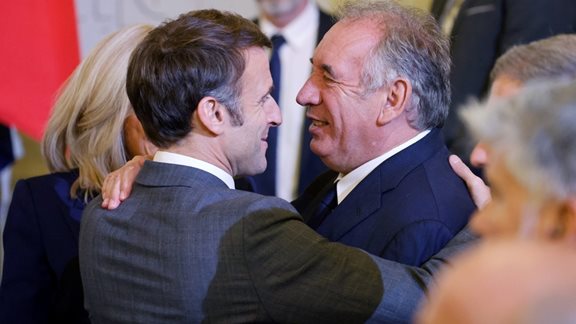 &#x3A3;&#x3C4;&#x3B1; &#x3C0;&#x3C1;&#x3CC;&#x3B8;&#x3C5;&#x3C1;&#x3B1; &#x3BD;&#x3AD;&#x3B1;&#x3C2; &#x3C0;&#x3BF;&#x3BB;&#x3B9;&#x3C4;&#x3B9;&#x3BA;&#x3AE;&#x3C2; &#x3BA;&#x3C1;&#x3AF;&#x3C3;&#x3B7;&#x3C2; &#x3B7; &#x393;&#x3B1;&#x3BB;&#x3BB;&#x3AF;&#x3B1;;