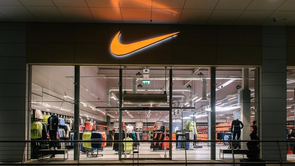 Nike: K&#x3AD;&#x3C1;&#x3B4;&#x3B7; &#x3C5;&#x3C8;&#x3B7;&#x3BB;&#x3CC;&#x3C4;&#x3B5;&#x3C1;&#x3B1; &#x3C4;&#x3C9;&#x3BD; &#x3B5;&#x3BA;&#x3C4;&#x3B9;&#x3BC;&#x3AE;&#x3C3;&#x3B5;&#x3C9;&#x3BD; &#x3C3;&#x3C4;&#x3BF; &#x3C4;&#x3C1;&#x3AF;&#x3BC;&#x3B7;&#x3BD;&#x3BF;