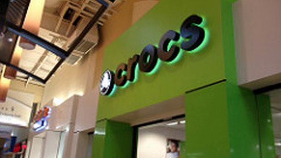 Γιατί ξεπουλάνε τα Crocs στην Ελλάδα - Η μήνυση στον Τραμπ