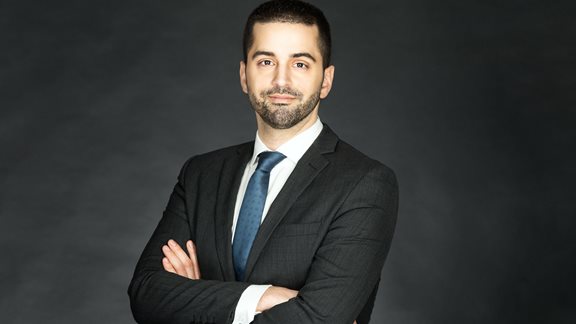 Μεταξύ πολιτικής και επιχειρείν