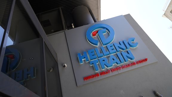 H Hellenic Train &#x3B2;&#x3BF;&#x3C5;&#x3BB;&#x3B9;&#x3AC;&#x3B6;&#x3B5;&#x3B9; &#x3C3;&#x3C4;&#x3B1; &#x3C7;&#x3C1;&#x3AD;&#x3B7;: &#x396;&#x3B7;&#x3BC;&#x3AF;&#x3B5;&#x3C2; 62,8 &#x3B5;&#x3BA;&#x3B1;&#x3C4;. &#x3B5;&#x3C5;&#x3C1;&#x3CE; &#x3BA;&#x3B1;&#x3B9; &#x3BD;&#x3AD;&#x3B1; &#x3C3;&#x3C4;&#x3AE;&#x3C1;&#x3B9;&#x3BE;&#x3B7; &#x3B1;&#x3C0;&#x3CC; &#x3C4;&#x3B7; &#x3BC;&#x3B7;&#x3C4;&#x3C1;&#x3B9;&#x3BA;&#x3AE;