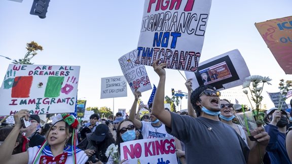 &#x3A4;&#x3B9; &#x3C3;&#x3B7;&#x3BC;&#x3B1;&#x3C4;&#x3BF;&#x3B4;&#x3BF;&#x3C4;&#x3B5;&#x3AF; &#x3C4;&#x3BF; &#x3B1;&#x3BD;&#x3C4;&#x3B9;&#x3C4;&#x3C1;&#x3B1;&#x3BC;&#x3C0;&#x3B9;&#x3BA;&#x3CC; No Kings, &#x3C0;&#x3BF;&#x3C5; &#x3AD;&#x3B2;&#x3B3;&#x3B1;&#x3BB;&#x3B5; 7 &#x3B5;&#x3BA;&#x3B1;&#x3C4;&#x3BF;&#x3BC;&#x3BC;&#x3CD;&#x3C1;&#x3B9;&#x3B1; &#x391;&#x3BC;&#x3B5;&#x3C1;&#x3B9;&#x3BA;&#x3B1;&#x3BD;&#x3BF;&#x3CD;&#x3C2; &#x3C3;&#x3C4;&#x3BF;&#x3C5;&#x3C2; &#x3B4;&#x3C1;&#x3CC;&#x3BC;&#x3BF;&#x3C5;&#x3C2;