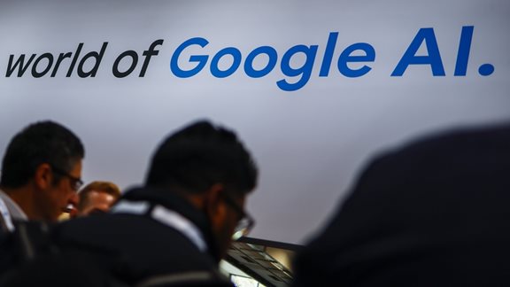 Η OpenAI απειλεί τα "παραδοσιακά" έσοδα της Google