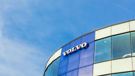 Volvo: Περικοπές δαπανών 1,87 δισ. δολ., μετά το σημαντικό "φρένο" στα κέρδη α' τριμήνου και τους δασμούς Τραμπ