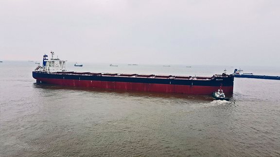&#x397; COSCO &#x3B5;&#x3C0;&#x3B5;&#x3BD;&#x3B4;&#x3CD;&#x3B5;&#x3B9; 1,5 &#x3B4;&#x3B9;&#x3C3;. &#x3B4;&#x3BF;&#x3BB;&#x3AC;&#x3C1;&#x3B9;&#x3B1; &#x3C3;&#x3B5; &#x3BD;&#x3AD;&#x3B1; &#x3C6;&#x3BF;&#x3C1;&#x3C4;&#x3B7;&#x3B3;&#x3AC; &#x3C0;&#x3BB;&#x3BF;&#x3AF;&#x3B1; &#x3C0;&#x3BF;&#x3BB;&#x3BB;&#x3B1;&#x3C0;&#x3BB;&#x3CE;&#x3BD; &#x3C7;&#x3C1;&#x3AE;&#x3C3;&#x3B5;&#x3C9;&#x3BD;