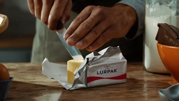 Arla Foods &#x395;&#x3BB;&#x3BB;&#x3AC;&#x3C2;: &#x3A4;&#x3BF; Lurpak &quot;&#x3BD;&#x3BF;&#x3C3;&#x3C4;&#x3B9;&#x3BC;&#x3B5;&#x3CD;&#x3B5;&#x3B9;&quot; &#x3C4;&#x3B6;&#x3AF;&#x3C1;&#x3BF; &#x3BA;&#x3B1;&#x3B9; &#x3BA;&#x3AD;&#x3C1;&#x3B4;&#x3B7;