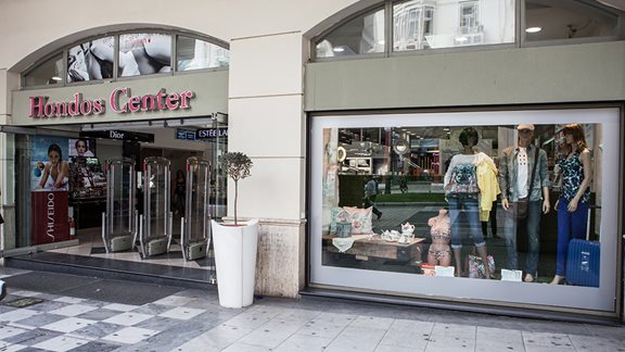&#x3A3;&#x3C4;&#x3B1; &#x3CD;&#x3C8;&#x3B7; &#x3BF; &#x3B4;&#x3B5;&#x3AF;&#x3BA;&#x3C4;&#x3B7;&#x3C2; &#x3C4;&#x3BF;&#x3C5; &#x3BA;&#x3C1;&#x3B1;&#x3B3;&#x3B9;&#x3CC;&#x3BD;: &#x3A4;&#x3B9; &#x3BA;&#x3B5;&#x3C1;&#x3B4;&#x3AF;&#x3B6;&#x3BF;&#x3C5;&#x3BD; Hondos Center, Sephora, Galerie de Beaut&#xE9;, Kiko Milano &#x3BA;&#x3B1;&#x3B9; Dust&#x2B;Cream