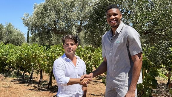 Premia: &#x393;&#x3B9;&#x3AC;&#x3BD;&#x3BD;&#x3B7;&#x3C2; &#x391;&#x3BD;&#x3C4;&#x3B5;&#x3C4;&#x3BF;&#x3BA;&#x3BF;&#x3CD;&#x3BD;&#x3BC;&#x3C0;&#x3BF; &#x3BA;&#x3B1;&#x3B9; &#x3BF;&#x3B9;&#x3BA;&#x3BF;&#x3B3;&#x3AD;&#x3BD;&#x3B5;&#x3B9;&#x3B1; &#x3A3;&#x3BA;&#x3BB;&#x3B1;&#x3B2;&#x3B5;&#x3BD;&#x3AF;&#x3C4;&#x3B7; &#x3BC;&#x3C0;&#x3B1;&#x3AF;&#x3BD;&#x3BF;&#x3C5;&#x3BD; &#x3C3;&#x3C4;&#x3B7;&#x3BD; &#x391;&#x39C;&#x39A;