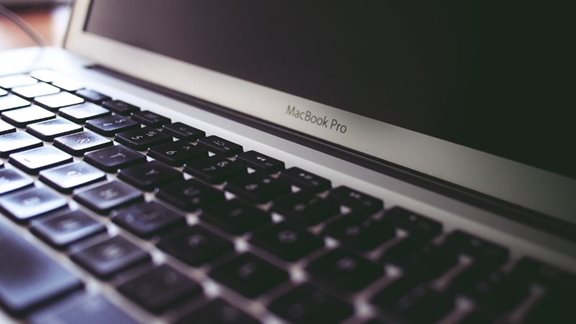 &#x3A4;&#x3B9; &#x3C4;&#x3B6;&#x3AF;&#x3C1;&#x3BF; &#x3BA;&#x3AC;&#x3BD;&#x3BF;&#x3C5;&#x3BD; iPhone, iPad &#x3BA;&#x3B1;&#x3B9; MacBook &#x3C3;&#x3C4;&#x3B7;&#x3BD; &#x395;&#x3BB;&#x3BB;&#x3AC;&#x3B4;&#x3B1;