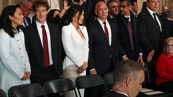 &#x39B;&#x3AF;&#x3C3;&#x3C4;&#x3B1; Forbes 400: &#x391;&#x3C5;&#x3C4;&#x3BF;&#x3AF; &#x3B5;&#x3AF;&#x3BD;&#x3B1;&#x3B9; &#x3BF;&#x3B9; &#x3C0;&#x3BB;&#x3BF;&#x3C5;&#x3C3;&#x3B9;&#x3CC;&#x3C4;&#x3B5;&#x3C1;&#x3BF;&#x3B9; &#x391;&#x3BC;&#x3B5;&#x3C1;&#x3B9;&#x3BA;&#x3B1;&#x3BD;&#x3BF;&#x3AF; &#x3C4;&#x3BF; 2025