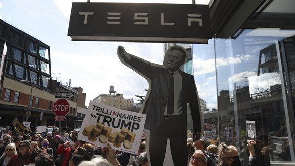 Ο Μασκ ξεμένει από ιδέες για να σώσει την Tesla