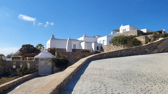 Βασίλης Γκρίσιν: Το disaster story και το νέο σφυρί για κατοικία στη Μύκονο