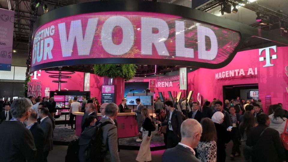 MWC 2024: &#x39F; &#x3C8;&#x3B7;&#x3C6;&#x3B9;&#x3B1;&#x3BA;&#x3CC;&#x3C2; &#x3BC;&#x3B5;&#x3C4;&#x3B1;&#x3C3;&#x3C7;&#x3B7;&#x3BC;&#x3B1;&#x3C4;&#x3B9;&#x3C3;&#x3BC;&#x3CC;&#x3C2; &#x3C4;&#x3BF;&#x3C5; &#x3B5;&#x3BB;&#x3BB;&#x3B7;&#x3BD;&#x3B9;&#x3BA;&#x3BF;&#x3CD; &#x3B4;&#x3B7;&#x3BC;&#x3CC;&#x3C3;&#x3B9;&#x3BF;&#x3C5; &#x3C4;&#x3BF;&#x3BC;&#x3AD;&#x3B1; &#x3C0;&#x3B1;&#x3C1;&#x3BF;&#x3C5;&#x3C3;&#x3B9;&#x3AC;&#x3C3;&#x3C4;&#x3B7;&#x3BA;&#x3B5; &#x3C3;&#x3B5; &#x3CC;&#x3BB;&#x3BF; &#x3C4;&#x3BF;&#x3BD; &#x3BA;&#x3CC;&#x3C3;&#x3BC;&#x3BF; &#x3B1;&#x3C0;&#x3CC; &#x3C4;&#x3B7;&#x3BD; Telekom