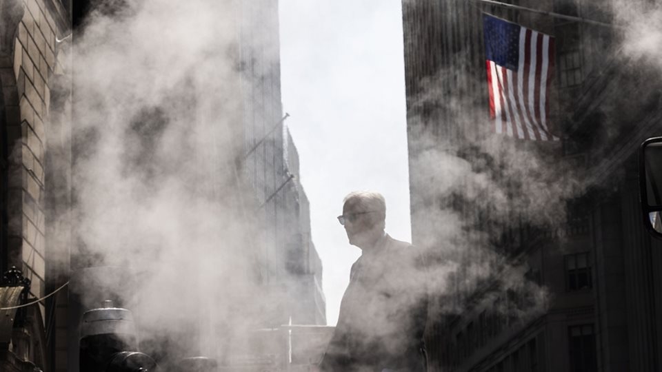 Wall Street: &#x3A3;&#x3C4;&#x3AC;&#x3C3;&#x3B7; &#x3B1;&#x3BD;&#x3B1;&#x3BC;&#x3BF;&#x3BD;&#x3AE;&#x3C2; &#x3B5;&#x3BD;&#x3CC;&#x3C8;&#x3B5;&#x3B9; Nvidia - &#x386;&#x3BB;&#x3BC;&#x3B1; 5% &#x3B7; Alphabet &#x3BC;&#x3B5; &#x3C5;&#x3C0;&#x3BF;&#x3B3;&#x3C1;&#x3B1;&#x3C6;&#x3AE; &#x39C;&#x3C0;&#x3AC;&#x3C6;&#x3B5;&#x3C4;