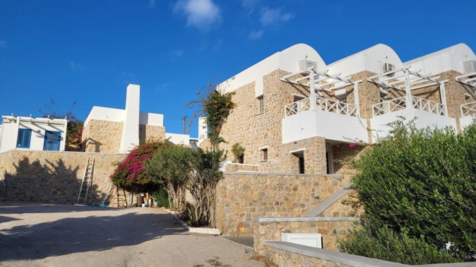 Πλειστηριασμοί: Στο σφυρί δύο "νέα" ξενοδοχεία σε Σαντορίνη και Κουρούτα