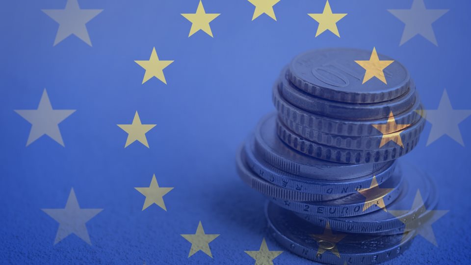 Σε συμπληγάδες υψηλών επιτοκίων και περιορισμών η οικονομία