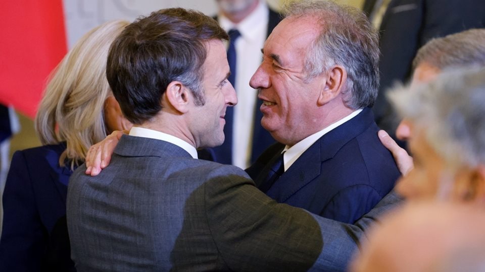 &#x3A3;&#x3C4;&#x3B1; &#x3C0;&#x3C1;&#x3CC;&#x3B8;&#x3C5;&#x3C1;&#x3B1; &#x3BD;&#x3AD;&#x3B1;&#x3C2; &#x3C0;&#x3BF;&#x3BB;&#x3B9;&#x3C4;&#x3B9;&#x3BA;&#x3AE;&#x3C2; &#x3BA;&#x3C1;&#x3AF;&#x3C3;&#x3B7;&#x3C2; &#x3B7; &#x393;&#x3B1;&#x3BB;&#x3BB;&#x3AF;&#x3B1;;