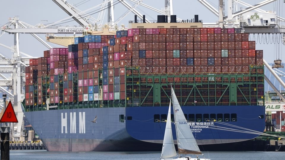 Η αβεβαιότητα ως νέος δασμός: Το παγκόσμιο εμπόριο πληρώνει το τίμημα