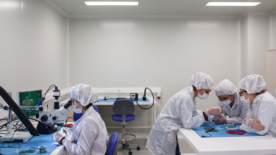 Prisma Electronics: &#x3A0;&#x3BF;&#x3B9;&#x3B1; &#x3B5;&#x3AF;&#x3BD;&#x3B1;&#x3B9; &#x3B7; &#x3B5;&#x3BB;&#x3BB;&#x3B7;&#x3BD;&#x3B9;&#x3BA;&#x3AE; &#x3B5;&#x3C4;&#x3B1;&#x3B9;&#x3C1;&#x3B5;&#x3AF;&#x3B1; &#x3C0;&#x3BF;&#x3C5; &#x3B5;&#x3BA;&#x3C4;&#x3BF;&#x3BE;&#x3B5;&#x3CD;&#x3B5;&#x3B9; &#x3BD;&#x3B1;&#x3BD;&#x3BF;&#x3B4;&#x3BF;&#x3C1;&#x3C5;&#x3C6;&#x3CC;&#x3C1;&#x3BF; &#x3C3;&#x3C4;&#x3BF; &#x3B4;&#x3B9;&#x3AC;&#x3C3;&#x3C4;&#x3B7;&#x3BC;&#x3B1;