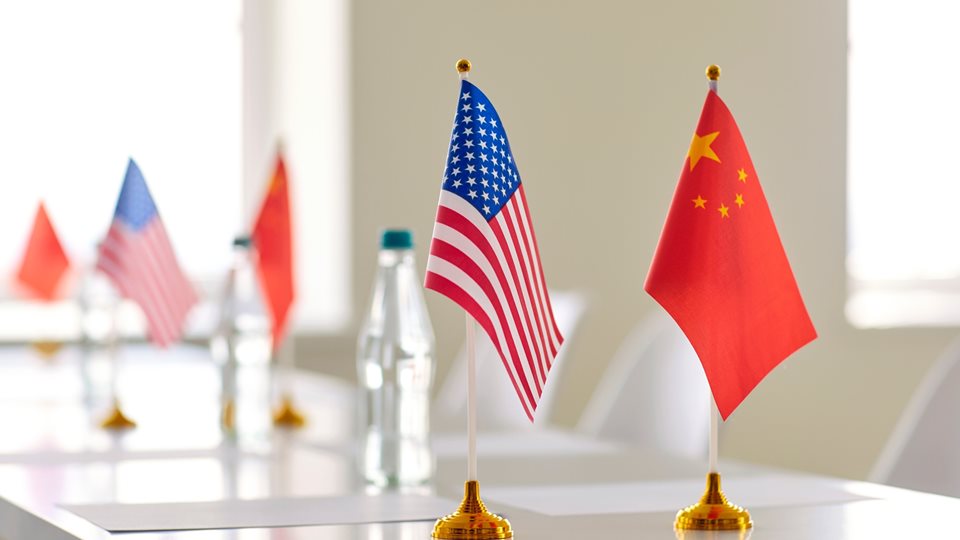 Αν οι ΗΠΑ φοβούνται την Κίνα στρατιωτικά, τότε ας την "αντιμετωπίσουν" εμπορικά