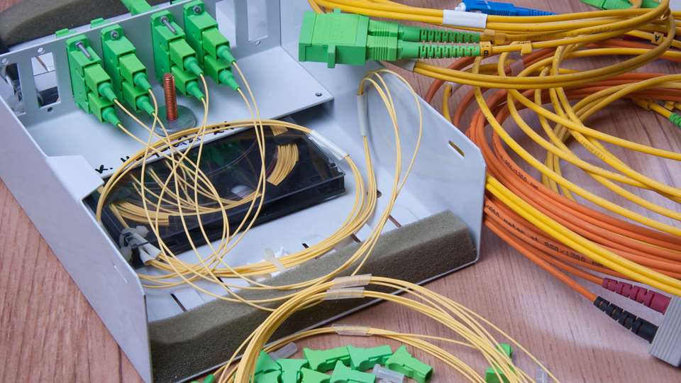 Oπτική ίνα: Η επέκταση της ΔΕΗ, τα σενάρια για εξαγορά της Nova και η κούρσα των παρόχων