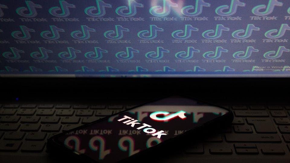 &#x3A3;&#x3C4;&#x3B1; &quot;&#x3C7;&#x3AD;&#x3C1;&#x3B9;&#x3B1;&quot; &#x3C4;&#x3C9;&#x3BD; Oracle &#x3BA;&#x3B1;&#x3B9; Walmart &#x3C4;&#x3BF; 20% &#x3C4;&#x3B7;&#x3C2; TikTok, &#x3BC;&#x3B5; &#x3C4;&#x3B9;&#x3C2; &quot;&#x3B5;&#x3C5;&#x3BB;&#x3BF;&#x3B3;&#x3AF;&#x3B5;&#x3C2;&quot; &#x3A4;&#x3C1;&#x3B1;&#x3BC;&#x3C0;