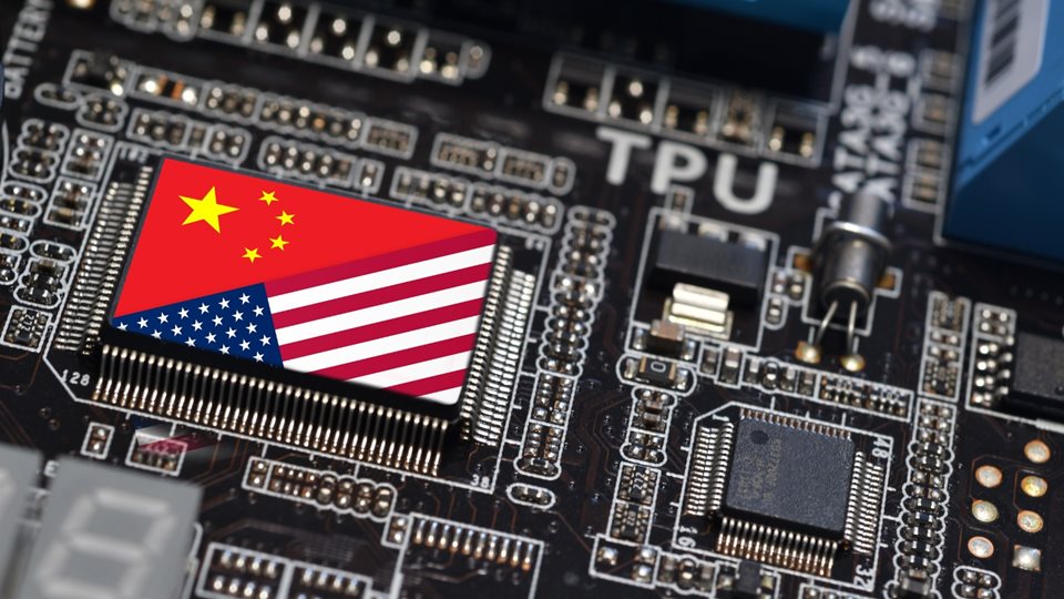 Το μεγάλο μπαράζ της Κίνας στη μάχη των τσιπ