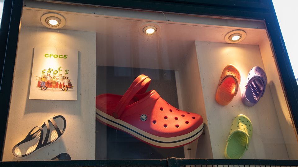 Γιατί ξεπουλάνε τα Crocs στην Ελλάδα - Η μήνυση στον Τραμπ