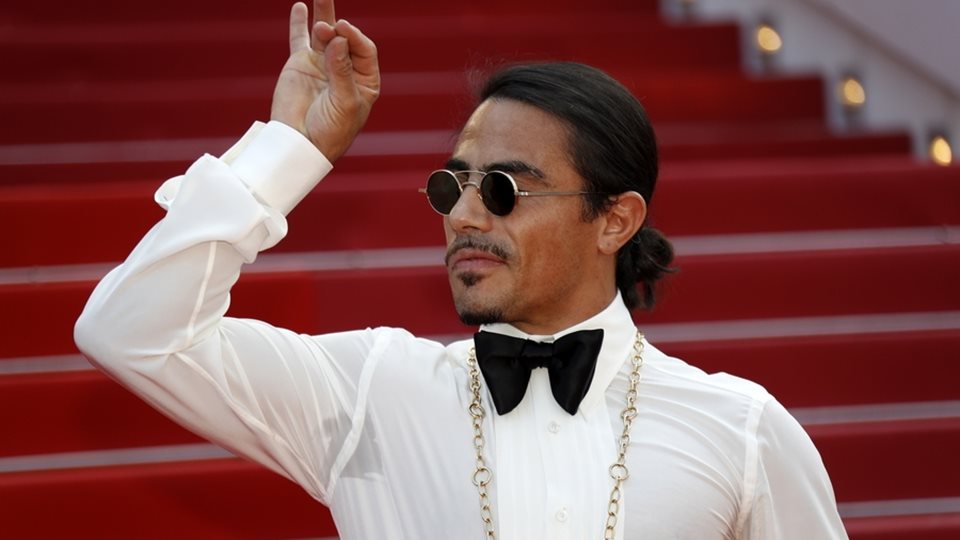 Salt Bae: &#x397; &#x3AC;&#x3BD;&#x3BF;&#x3B4;&#x3BF;&#x3C2; &#x3BA;&#x3B1;&#x3B9; &#x3B7; &#x3C0;&#x3C4;&#x3CE;&#x3C3;&#x3B7; &#x3C4;&#x3BF;&#x3C5; &#x39D;&#x3BF;&#x3C5;&#x3C3;&#x3C1;&#x3AD;&#x3C4; &#x393;&#x3BA;&#x3B9;&#x3BF;&#x3BA;&#x3C4;&#x3C3;&#x3AD;